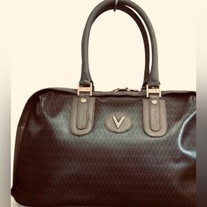 Elegant Valentino Boston Bag.  This bag is in excellent shape and no issues 🫶🏻